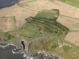 General oblique aerial view centred on the coast battery, taken from the SE.