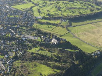 Oblique aerial view centred on Stirling Castle with the town adjacent, taken from the NW.
