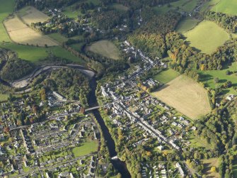 Oblique aerial view centred on Drummond Street with the town adjacent, taken from the E.