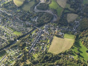 Oblique aerial view centred on Drummond Street with the town adjacent, taken from the NE.