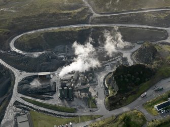 Oblique aerial view centred on the quarry, taken from the N.