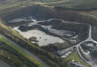 Oblique aerial view centred on the quarry, taken from the NW.