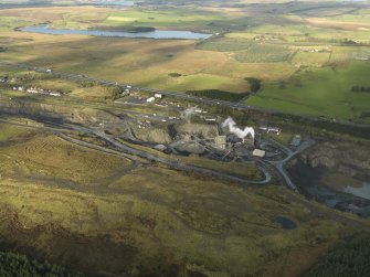 Oblique aerial view centred on the quarry, taken from the SE.