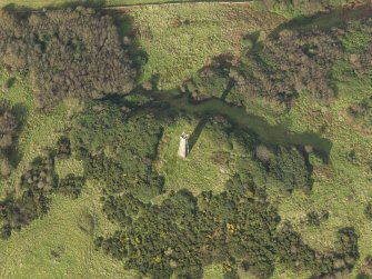 Oblique aerial view centred on the remains of the fort with the monument adjacent, taken from the SSE.