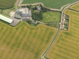 Oblique aerial view centred on the farmhouse and farmsteading and the cropmarks of the enclosure at Greendykes, taken from the NNW.