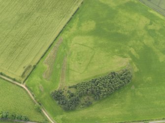 Oblique aerial view centred on the cropmarks of the rectilinear settlement and adjacent enclosure at West Mains, taken from the NNE.