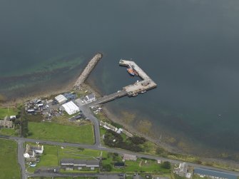 Oblique aerial view centred on the pier, taken from the S.