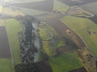 General oblique aerial view centred on the remains of the fort with the farmstead adjacent, taken from the E.