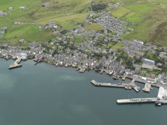 Oblique aerial view centred on the town with the ferry terminal and pier adjacent, taken from the NE.