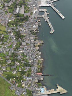 Oblique aerial view centred on the town with the ferry terminal and pier adjacent, taken from the S.
