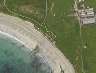 Oblique aerial view centred on the prehistoric settlement, taken from the NW.