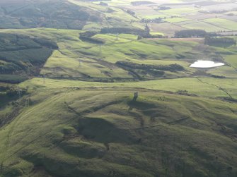 Oblique aerial view centred on the remains of the the fort, the plantation bank and the ruins of the observatory, taken from the NW.