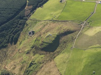 Oblique aerial view centred on the remains of the fort at Largiemore with the remains of the farmstead adjacent, taken from the N.