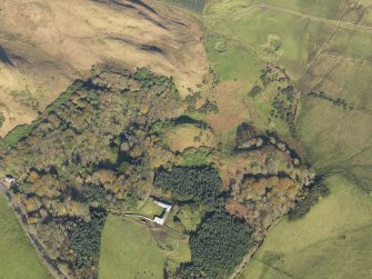 Oblique aerial view centred on the remains of the dun and Killellan Farm South, taken from the S.