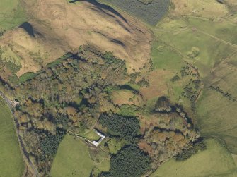 Oblique aerial view centred on the remains of the dun and Killellan Farm South, taken from the SSE.