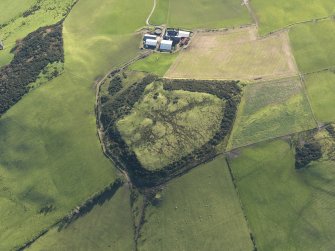 Oblique aerial view of the remains of Cnoc Araich fort, taken from the NNW.