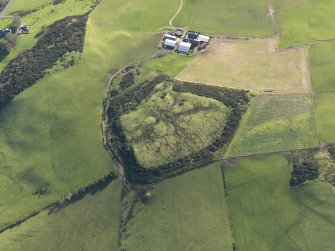 Oblique aerial view of the remains of Cnoc Araich fort, taken from the NW.