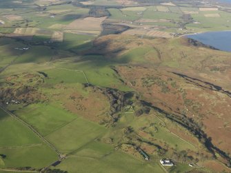 General oblique aerial view looking towards Suidhe Chatain, taken from the S.