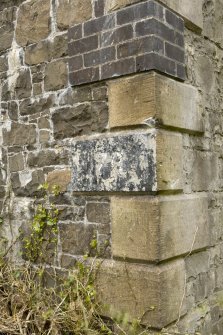 Detail of quoin stones and bridge number