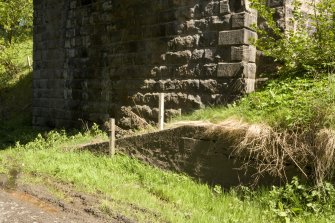 Detail of lower section of bridge abutment and platform end from SW.