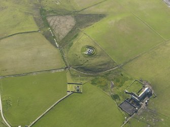 Oblique aerial view centred on Cubbie Roo's Castle with St Mary's Chapel and The Bu farmstead adjacent, taken from the NE.
