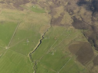 Oblique aerial view centred on the ruined farmsteads of Burness, Castlehill, Turbitail, Upper Burness and Whitemeadows, taken from the SE.