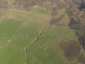 Oblique aerial view centred on the ruined farmsteads of Burness, Castlehill, Turbitail, Upper Burness and Whitemeadows, taken from the SE.