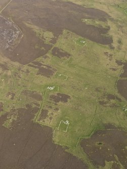 Oblique aerial view centred on the ruined farmsteads of Hestivall, Breek, Breck and Cairn, looking S.