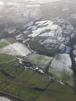 Oblique aerial view centred on Stuck farmstead, taken from the NE.