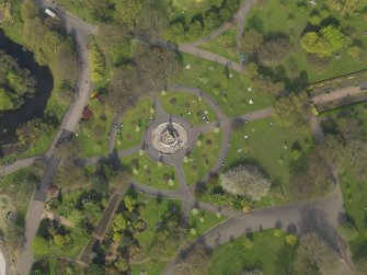 Oblique aerial view centred on the fountain, taken from the S.