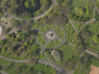 Oblique aerial view centred on the fountain, taken from the SSE.