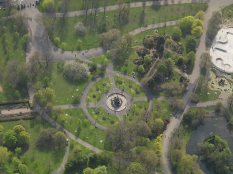 Oblique aerial view centred on the fountain, taken from the NNE.