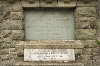 Detail of main inscription panel to 1st and 2nd World War.