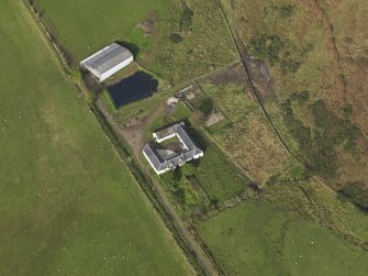 Oblique aerial view centred on the farmstead, taken from the S.