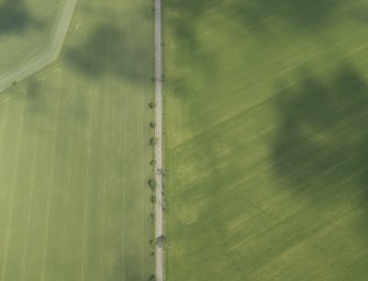 Oblique aerial view centred on the cropmarks of the round house and pits, taken from the SSW.