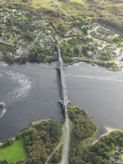 General oblique aerial view centred on the bridge, taken from the N.