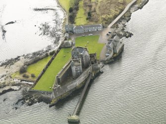 General oblique aerial view centred on Blackness Castle, taken from the N.