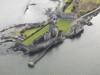 General oblique aerial view centred on Blackness Castle, taken from the NNW.