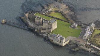 General oblique aerial view centred on Blackness Castle, taken from the W.