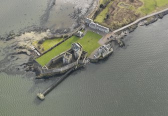 General oblique aerial view centred on Blackness Castle, taken from the N.