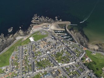 Oblique aerial view centred on the town of Banff, taken from the SSW.