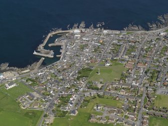 Oblique aerial view centred on the town of Macduff, taken from the SSE.