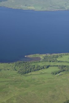 General oblique aerial view looking across the fort, fish trap and tower house at Caisteal nan Con, taken from the ENE.