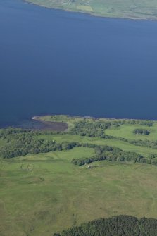 General oblique aerial view looking across the fort, fish trap and tower house at Caisteal nan Con, taken from the NE.