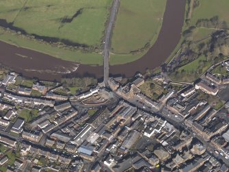 Oblique aerial view centred on the High Street with the Bridge of Annan adjacent, taken from the SE.