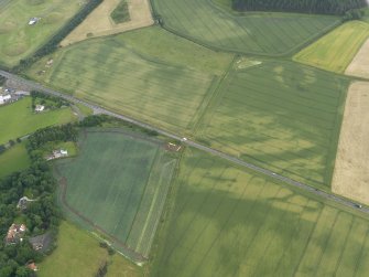 Oblique aerial view of the cropmarks of the unenclosed settlements and pits, taken from the NW.