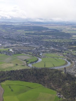 General oblique aerial view of the city centred on Stirling Castle, taken from the NE.