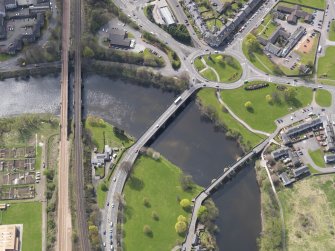 General oblique aerial view centred on the Causewayhead Road New Bridge, taken from the NE.