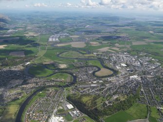 General oblique aerial view of the city looking E towards the River Forth valley and Kincardine, with Stirling Castle in the foreground, taken from the NW.