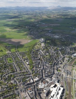 Oblique aerial view of the city centred on the castle looking W along the River Forth to the Menteith Hills, taken from the SE.